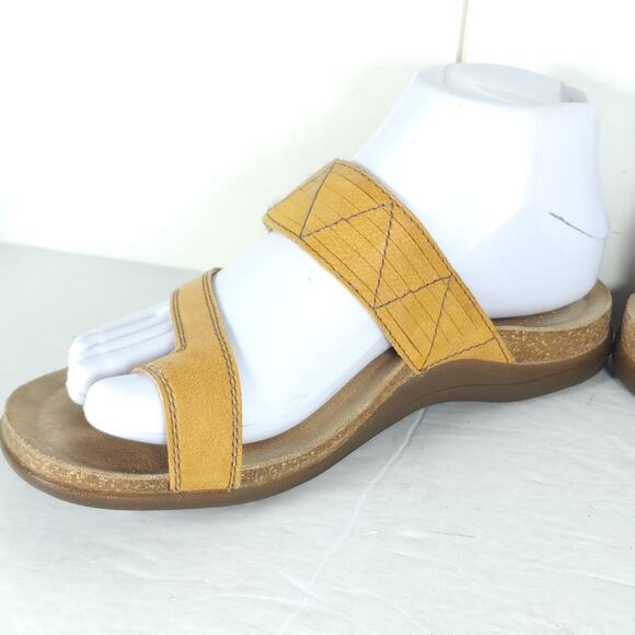 Taos Women’s Zon US6 Wheat Leather Toe Loop Flat Thong Sandals Shoes - Picture 8 of 16